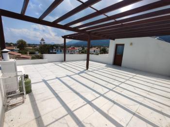 Girne Ozanköyde Çatı Teraslı ve Deniz Manzaralı 2+1 Kiralık Daire