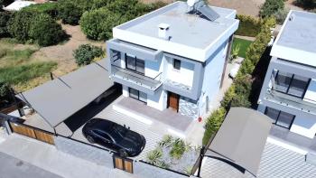 KKTC Girne Alsancak'ta Muhteşem Konumda Denize Yakın Kiralık 3+1 Özel Eşyalı ve Peyzajlı Villa