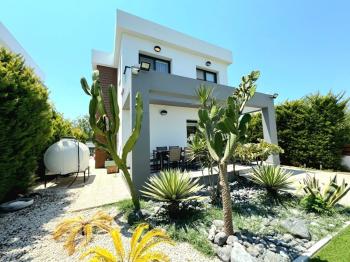 KKTC Girne Alsancak'ta Muhteşem Konumda Denize Yakın Kiralık 3+1 Özel Eşyalı ve Peyzajlı Villa