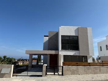 KKTC Girne Çatalköy bölgesinde dağ ve deniz manzaralı satılık 4+1 Türk koçlanlı villa!