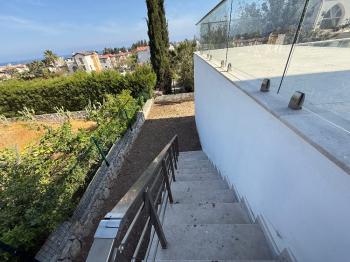 KKTC Girne Çatalköy bölgesinde dağ ve deniz manzaralı satılık 4+1 Türk koçlanlı villa!