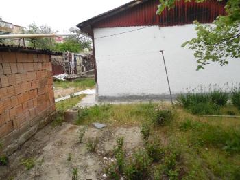 ÇORLU HAVUZLAR MAHALLESİNDE 167 M2 ARSA İÇERİSİNDE BAHÇELİ EV 