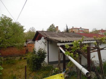 ÇORLU HAVUZLAR MAHALLESİNDE 167 M2 ARSA İÇERİSİNDE BAHÇELİ EV 