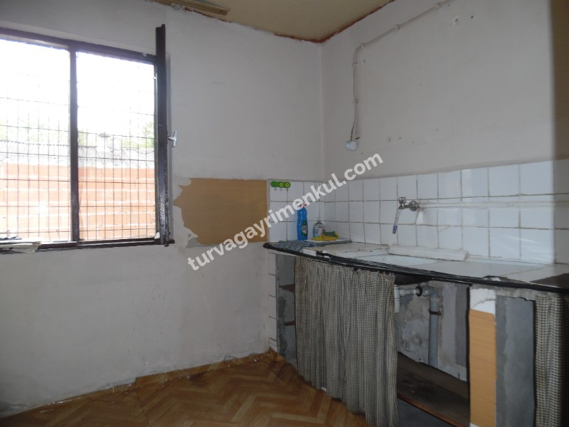 ÇORLU HAVUZLAR MAHALLESİNDE 167 M2 ARSA İÇERİSİNDE BAHÇELİ EV 