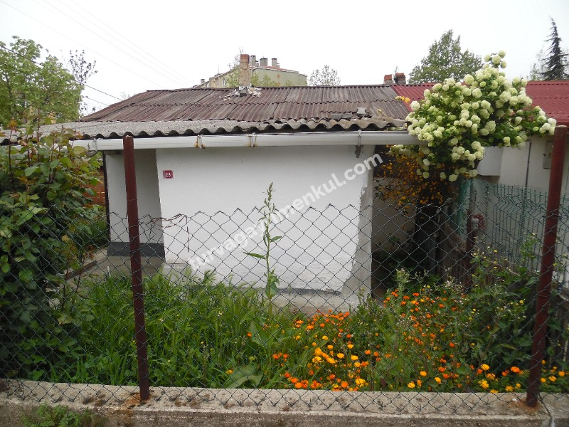 ÇORLU HAVUZLAR MAHALLESİNDE 167 M2 ARSA İÇERİSİNDE BAHÇELİ EV 