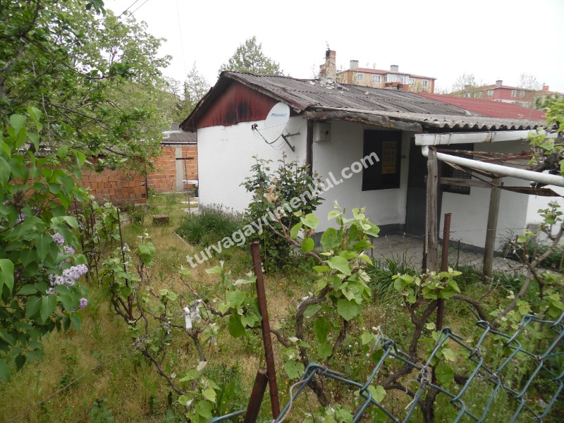 ÇORLU HAVUZLAR MAHALLESİNDE 167 M2 ARSA İÇERİSİNDE BAHÇELİ EV 
