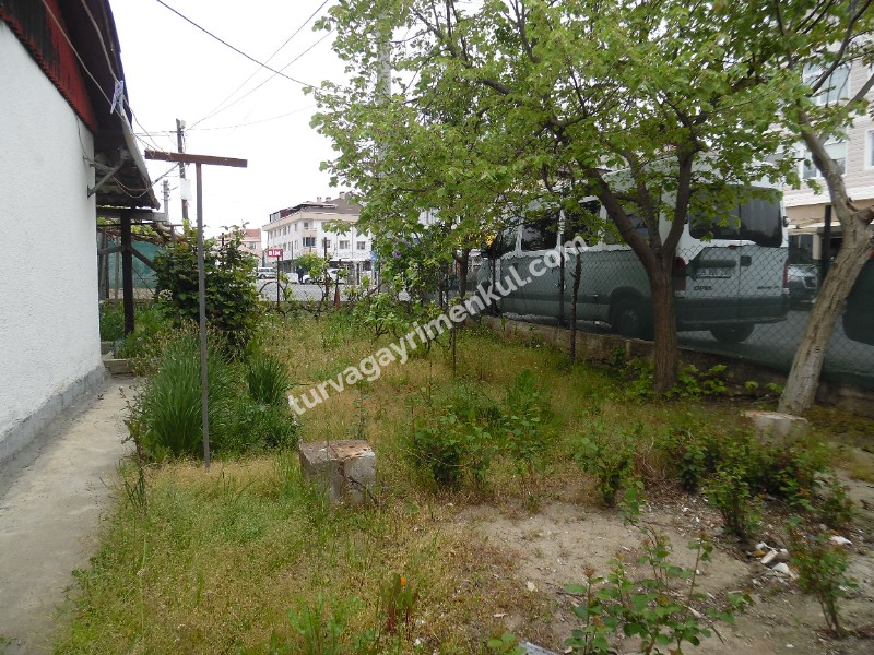 ÇORLU HAVUZLAR MAHALLESİNDE 167 M2 ARSA İÇERİSİNDE BAHÇELİ EV 
