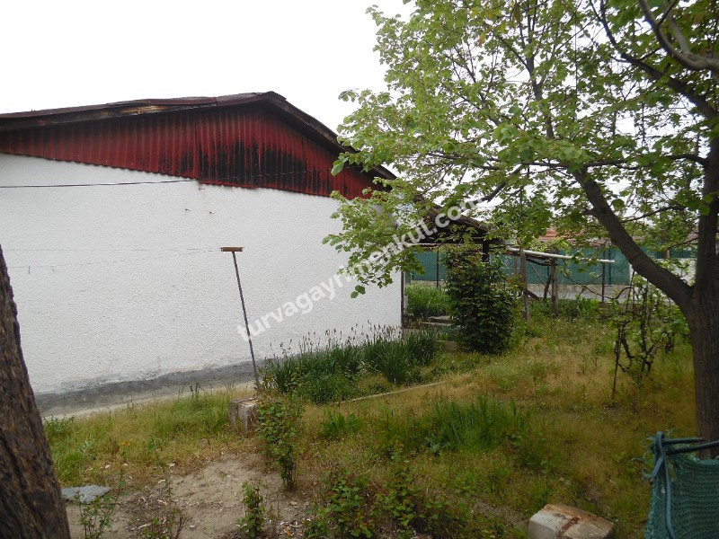 ÇORLU HAVUZLAR MAHALLESİNDE 167 M2 ARSA İÇERİSİNDE BAHÇELİ EV 