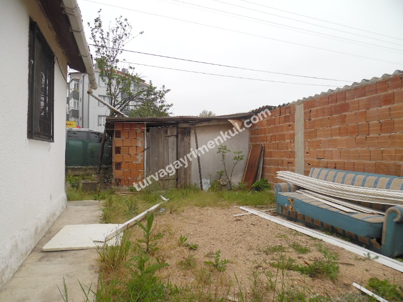 ÇORLU HAVUZLAR MAHALLESİNDE 167 M2 ARSA İÇERİSİNDE BAHÇELİ EV 