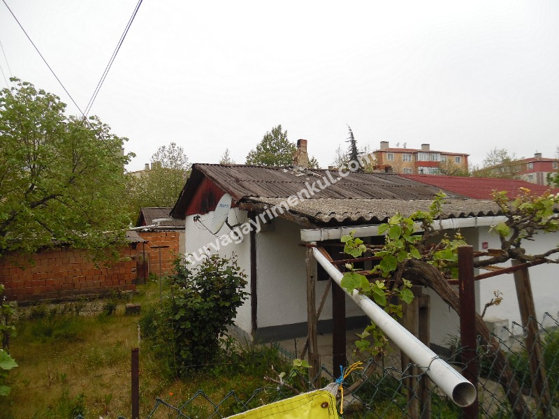 ÇORLU HAVUZLAR MAHALLESİNDE 167 M2 ARSA İÇERİSİNDE BAHÇELİ EV 
