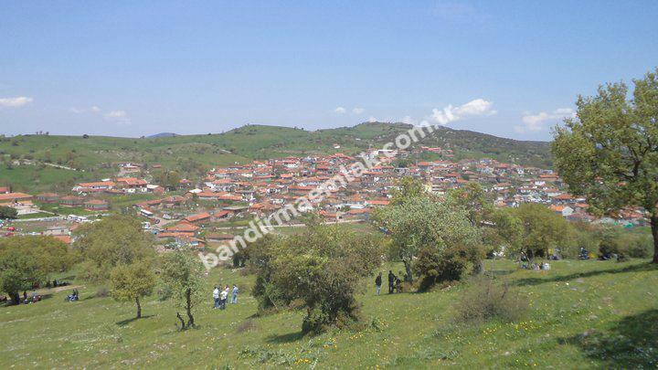 BALIKESİR  GÖNEN 'DE YOLA CEPHELİ, ALTYAPI SORUNU OLMAYAN SATILIK ARSA 
