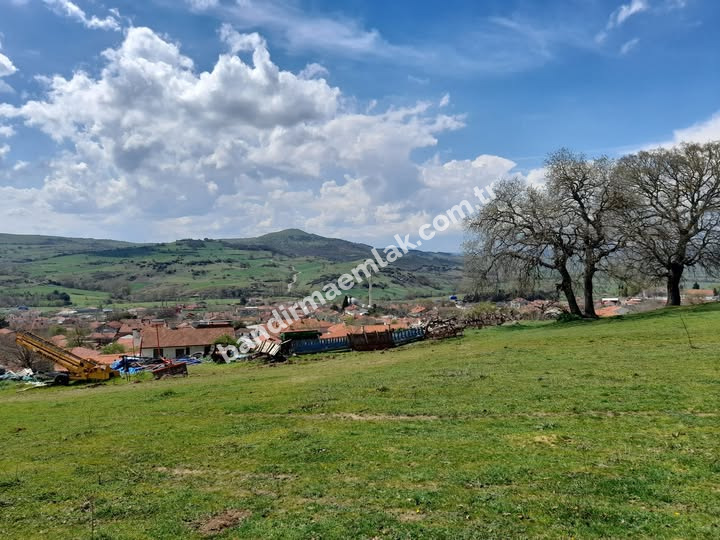 BALIKESİR  GÖNEN 'DE YOLA CEPHELİ, ALTYAPI SORUNU OLMAYAN SATILIK ARSA 