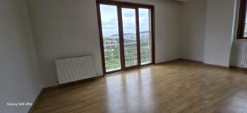 Geniş bir 2+1 daire kiralıktır.
