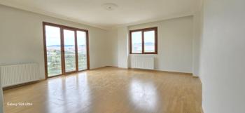 Geniş bir 2+1 daire kiralıktır.