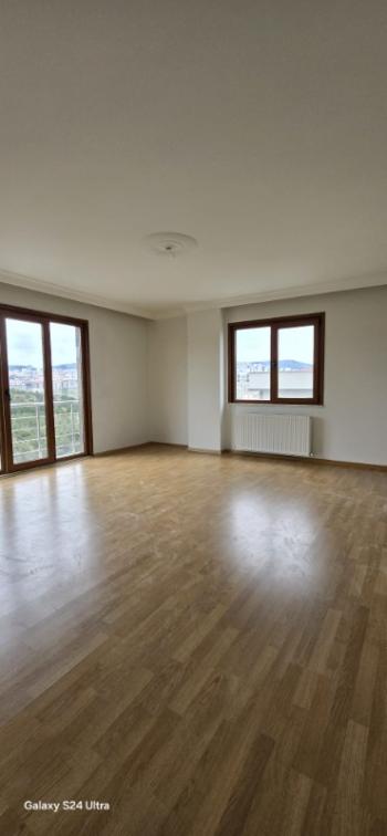 Geniş bir 2+1 daire kiralıktır.