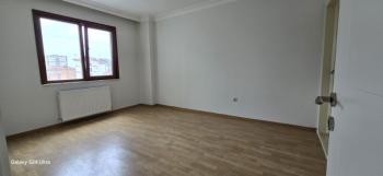 Geniş bir 2+1 daire kiralıktır.