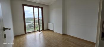 Geniş bir 2+1 daire kiralıktır.