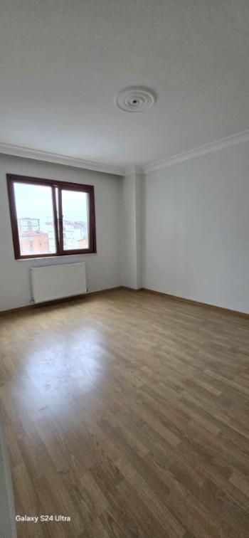 Geniş bir 2+1 daire kiralıktır.