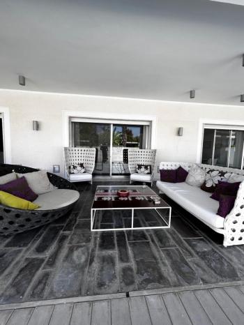 Çeşme Mamurbaba’da 5+1 Havuzlu Müstakil Satılık Villa