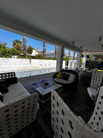 Çeşme Mamurbaba’da 5+1 Havuzlu Müstakil Satılık Villa