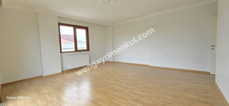 Geniş bir 2+1 daire kiralıktır.