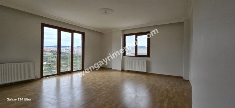 Geniş bir 2+1 daire kiralıktır.