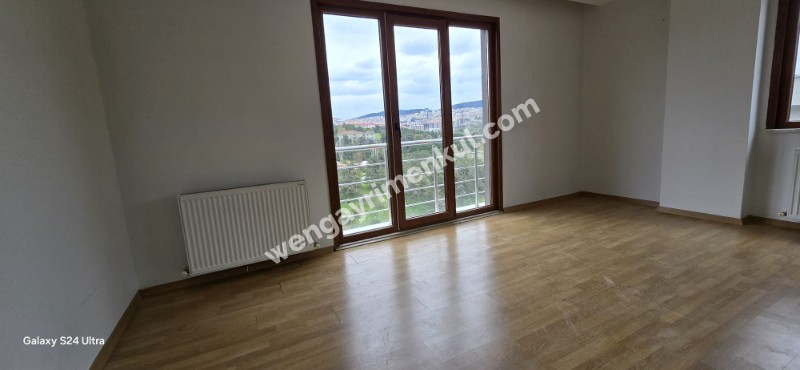 Geniş bir 2+1 daire kiralıktır.
