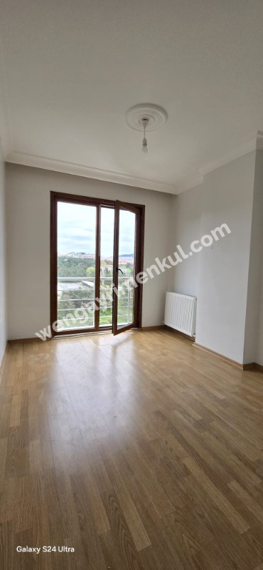 Geniş bir 2+1 daire kiralıktır.
