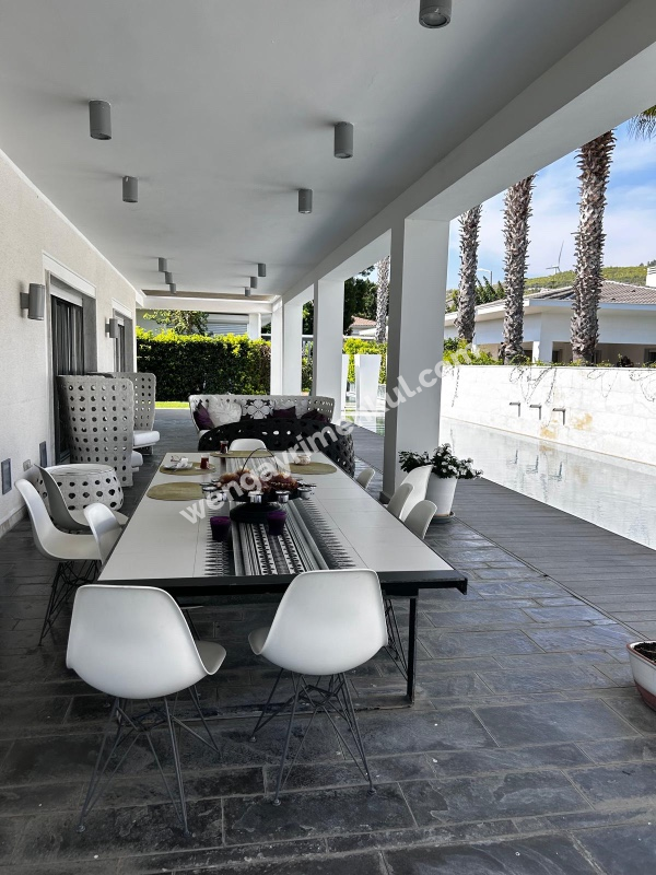 Çeşme Mamurbaba’da 5+1 Havuzlu Müstakil Satılık Villa