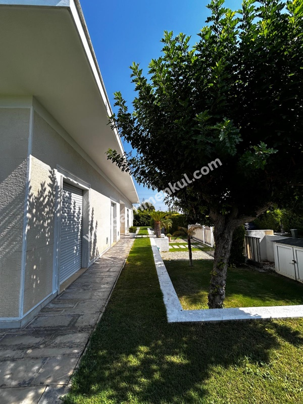 Çeşme Mamurbaba’da 5+1 Havuzlu Müstakil Satılık Villa