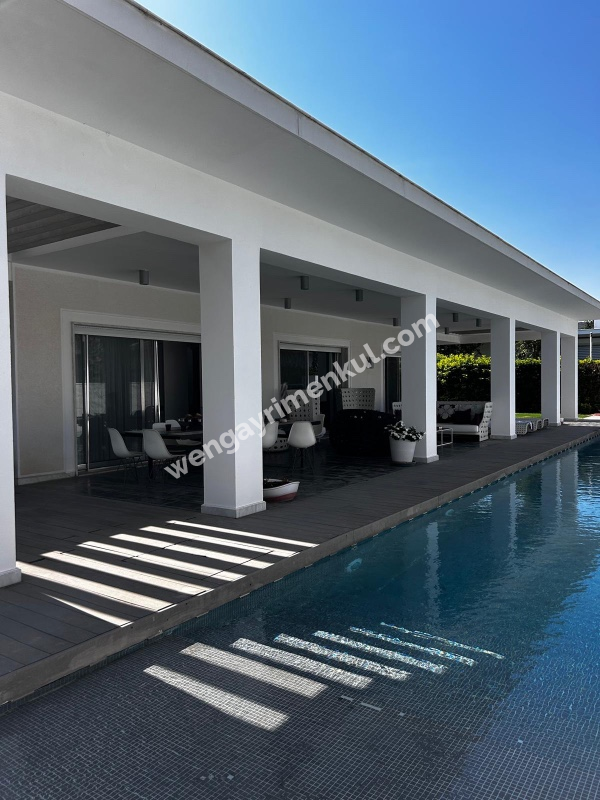 Çeşme Mamurbaba’da 5+1 Havuzlu Müstakil Satılık Villa