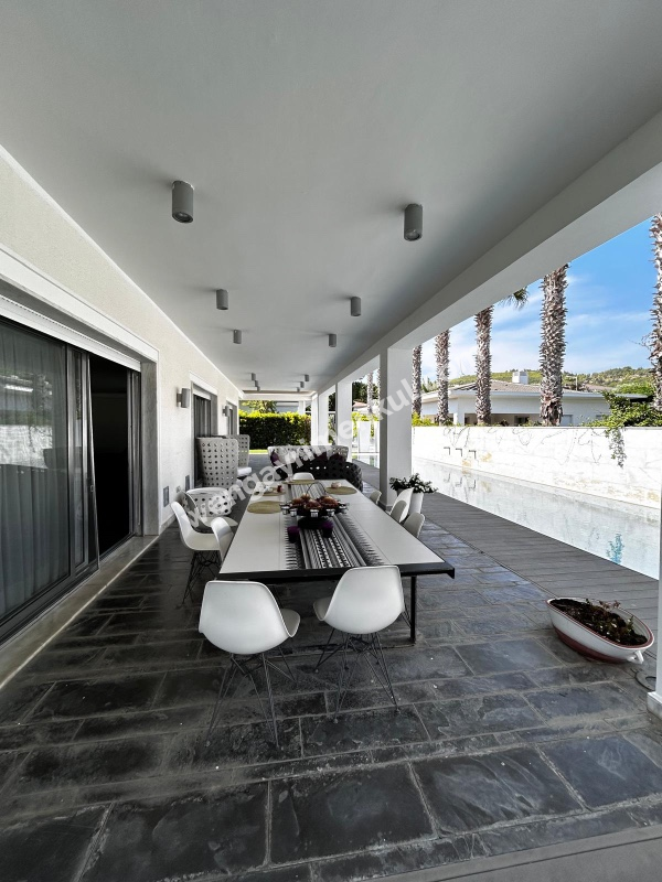 Çeşme Mamurbaba’da 5+1 Havuzlu Müstakil Satılık Villa