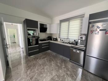 KIBRIS LEFKOŞA GÖNYELİ'DE ACİL SATILIK FUL EŞYALI+GARAJDAKİ ARABA DAHİL  İKİZ DUBLEX EV