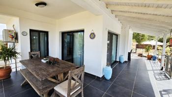 Girne, Sadrazamköy'de Kapanmaz Deniz Manzaralı, Kumlu Plajlara Yürüme Mesafesinde, 950 m² Arsaya Sahip, Satılık 3+1 Villa