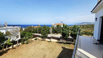 Girne, Sadrazamköy'de Kapanmaz Deniz Manzaralı, Kumlu Plajlara Yürüme Mesafesinde, 950 m² Arsaya Sahip, Satılık 3+1 Villa