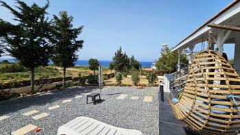 Girne, Sadrazamköy'de Kapanmaz Deniz Manzaralı, Kumlu Plajlara Yürüme Mesafesinde, 950 m² Arsaya Sahip, Satılık 3+1 Villa