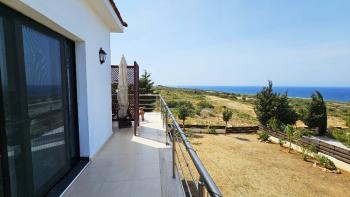 Girne, Sadrazamköy'de Kapanmaz Deniz Manzaralı, Kumlu Plajlara Yürüme Mesafesinde, 950 m² Arsaya Sahip, Satılık 3+1 Villa