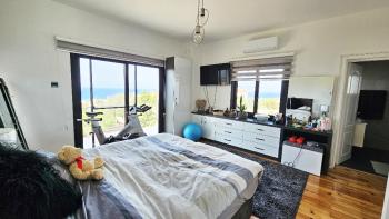 Girne, Sadrazamköy'de Kapanmaz Deniz Manzaralı, Kumlu Plajlara Yürüme Mesafesinde, 950 m² Arsaya Sahip, Satılık 3+1 Villa