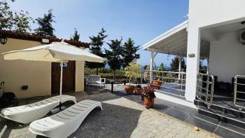 Girne, Sadrazamköy'de Kapanmaz Deniz Manzaralı, Kumlu Plajlara Yürüme Mesafesinde, 950 m² Arsaya Sahip, Satılık 3+1 Villa