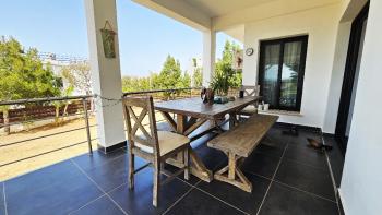 Girne, Sadrazamköy'de Kapanmaz Deniz Manzaralı, Kumlu Plajlara Yürüme Mesafesinde, 950 m² Arsaya Sahip, Satılık 3+1 Villa