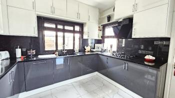 Girne, Sadrazamköy'de Kapanmaz Deniz Manzaralı, Kumlu Plajlara Yürüme Mesafesinde, 950 m² Arsaya Sahip, Satılık 3+1 Villa