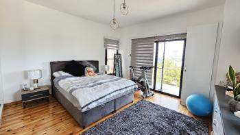Girne, Sadrazamköy'de Kapanmaz Deniz Manzaralı, Kumlu Plajlara Yürüme Mesafesinde, 950 m² Arsaya Sahip, Satılık 3+1 Villa