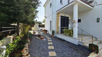 Girne, Sadrazamköy'de Kapanmaz Deniz Manzaralı, Kumlu Plajlara Yürüme Mesafesinde, 950 m² Arsaya Sahip, Satılık 3+1 Villa