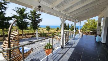 Girne, Sadrazamköy'de Kapanmaz Deniz Manzaralı, Kumlu Plajlara Yürüme Mesafesinde, 950 m² Arsaya Sahip, Satılık 3+1 Villa