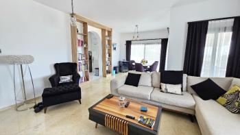 Girne, Sadrazamköy'de Kapanmaz Deniz Manzaralı, Kumlu Plajlara Yürüme Mesafesinde, 950 m² Arsaya Sahip, Satılık 3+1 Villa