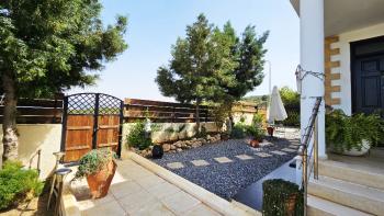 Girne, Sadrazamköy'de Kapanmaz Deniz Manzaralı, Kumlu Plajlara Yürüme Mesafesinde, 950 m² Arsaya Sahip, Satılık 3+1 Villa