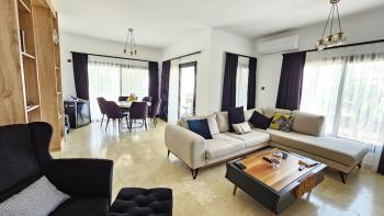 Girne, Sadrazamköy'de Kapanmaz Deniz Manzaralı, Kumlu Plajlara Yürüme Mesafesinde, 950 m² Arsaya Sahip, Satılık 3+1 Villa