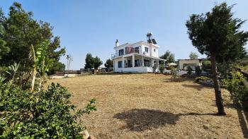 Girne, Sadrazamköy'de Kapanmaz Deniz Manzaralı, Kumlu Plajlara Yürüme Mesafesinde, 950 m² Arsaya Sahip, Satılık 3+1 Villa