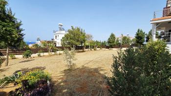 Girne, Sadrazamköy'de Kapanmaz Deniz Manzaralı, Kumlu Plajlara Yürüme Mesafesinde, 950 m² Arsaya Sahip, Satılık 3+1 Villa