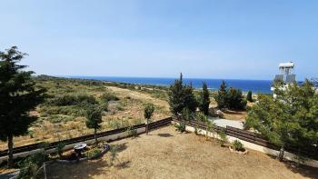 Girne, Sadrazamköy'de Kapanmaz Deniz Manzaralı, Kumlu Plajlara Yürüme Mesafesinde, 950 m² Arsaya Sahip, Satılık 3+1 Villa
